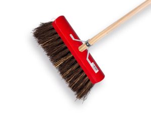 Bezem 30 cm rood gelakt met steel