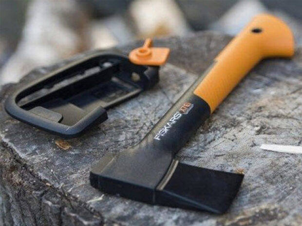 Fiskars hakbijl X7 XS met fibersteel 38 cm liggend